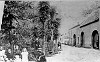 De Poststraat rond 1910 met op de achtergrond het huis van Ritzen, later Somers, waar ook een deel van de school in was ondergebracht. Op de woning werd later nog een etage opgebouwd. De overige huizen zijn inmiddels ook geheel verbouwd. Op de foto staan o.a. Dieneke van Limpens (de vrouw van Piet Crijns) en Joep Geurten.
