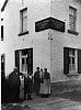 Cafe "Du Tramway" uit 1925. Op de foto Paul Baggen, dienstmeisje, Rosa Orbons-Baggen, Elisaberth Baggen-Heijnen met de oudste zoon van Rosa, Harrie, op de arm.