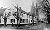 De kerk in 1926 met links het voor Amstenrade beroemde cafe van Fieng Pijls, daarnaast de boerderij van de Lahaije, de kerk en de boerderij van Rohs, destijds Rooijen. Rooijen was ambtenaar van de burgerlijke stand, het kwam dan ook goed uit dat na een geboorteaangifte op de jonggeborene een flinke borrel werd gedronken in het cafe van Fieng Pijls.