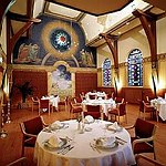 Het restaurant met zijn orginele gebrandschilderde ramen uit 1921 welke door de Stichting "De Limpens" werden geplaatst tijdens de verbouwing in 1921.