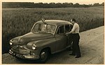 Dr. Cats met zijn auto op de Akerweg in de richting van Doenrade. Auto een Ford Zephir Six.
Foto uit 1955

