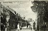 De Dorpstraat in 1900. Links zien we caf H. Beurskens en de voormalige woning van P. Mulleners, rechts de voormalige woning van gemeentesecretaris Krijnen.